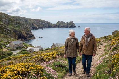 Couple senior actif marchant côte à côte en Bretagne