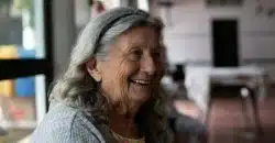 une vieille dame souriante