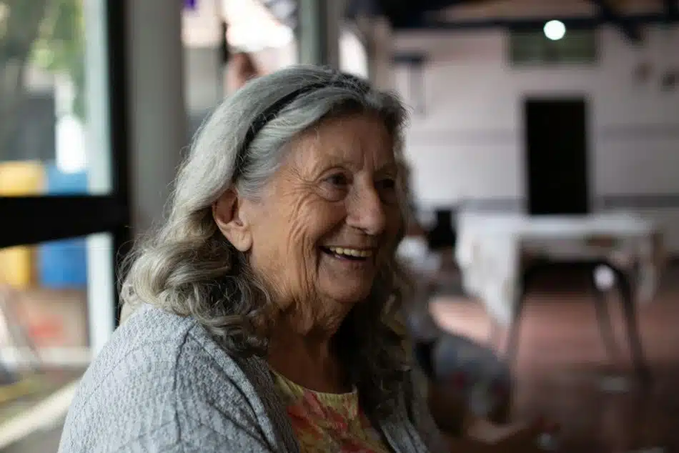 une vieille dame souriante